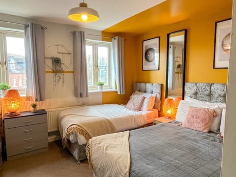 Mayflower 3 Bedrooms House 7 Beds 2 Showers Off Road Parking House in Borough of Barnsley