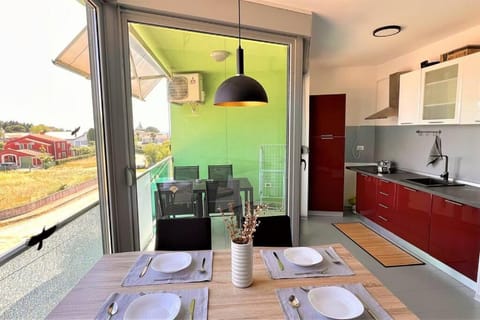 Kitchen or kitchenette, Dining area, stove