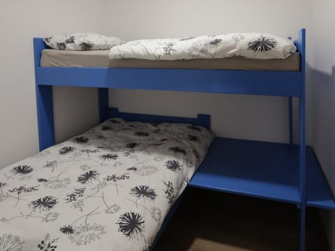 Bedroom, bunk bed