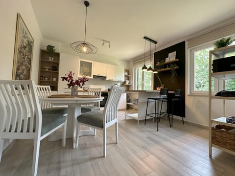 Coffee/tea facilities, Kitchen or kitchenette, Living room, Seating area, Dining area, minibar, pet friendly, toaster