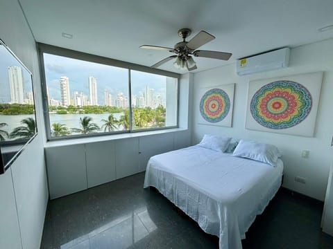 Bed, TV and multimedia, Photo of the whole room, Bedroom