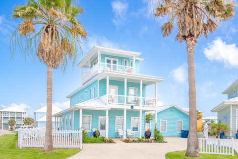 The Blue Fin House! Pool Table, Ocean View & Boardwalk to Beach House in Port Aransas