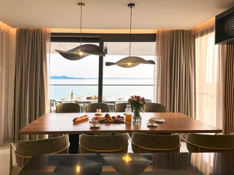 Natural landscape, Food and drinks, Seating area, Dining area, Food, Sea view