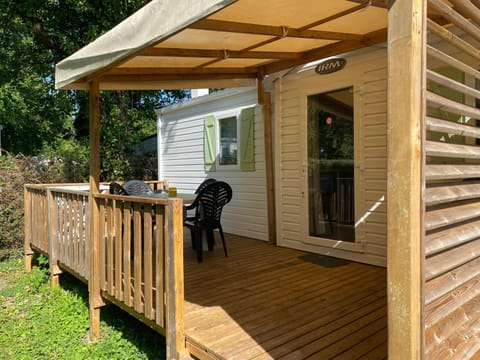 Property building, Patio, Day, Garden, Garden view