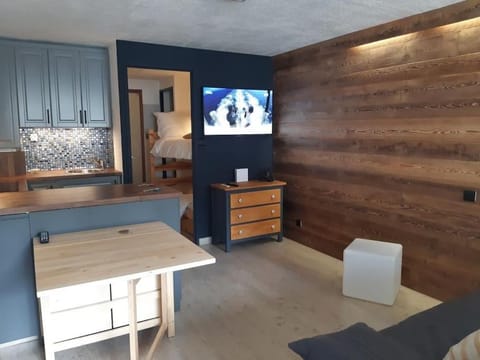 TV and multimedia, Kitchen or kitchenette, Photo of the whole room, Seating area