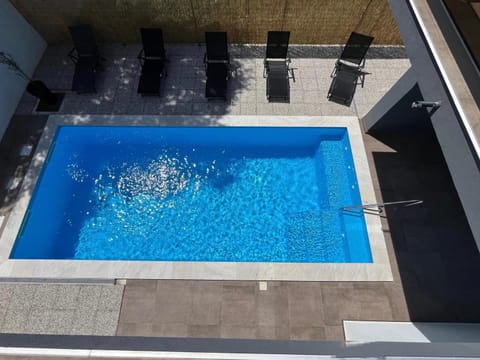 Shower, Swimming pool, sunbed