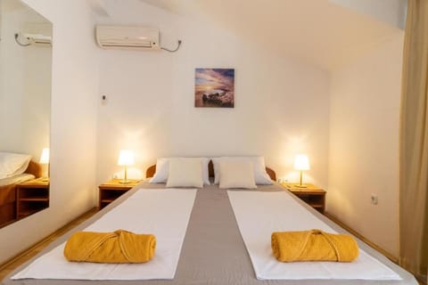 Bed, Bedroom, air conditioner