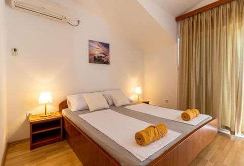 Bed, Photo of the whole room, Bedroom, air conditioner