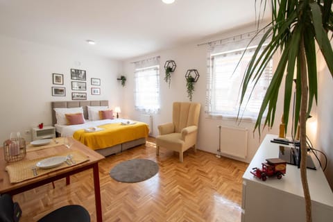 Bed, Living room, Seating area, Dining area, Bedroom