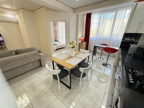 TV and multimedia, Kitchen or kitchenette, Living room, Seating area, Dining area