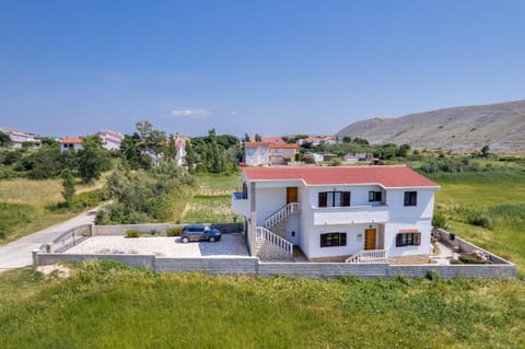 Property building, Neighbourhood, Natural landscape, Location, Parking