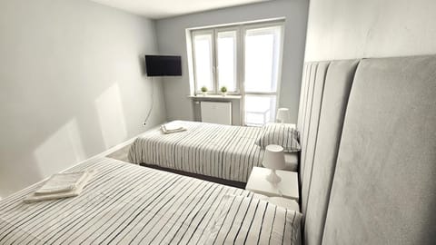 Bed, TV and multimedia, Photo of the whole room, Bedroom, towels
