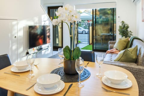TV and multimedia, View (from property/room), Living room, Decorative detail, Seating area, Dining area, Evening entertainment, air conditioner