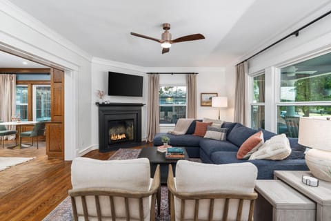 Communal lounge/ TV room, TV and multimedia, Living room, Seating area, Evening entertainment, fireplace, flat iron