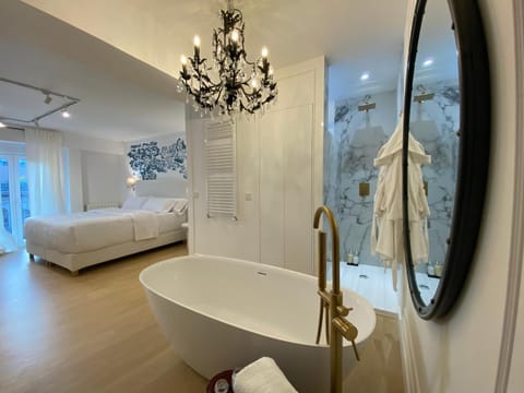 Bed, Bathroom, Photo of the whole room, Bedroom, Bath