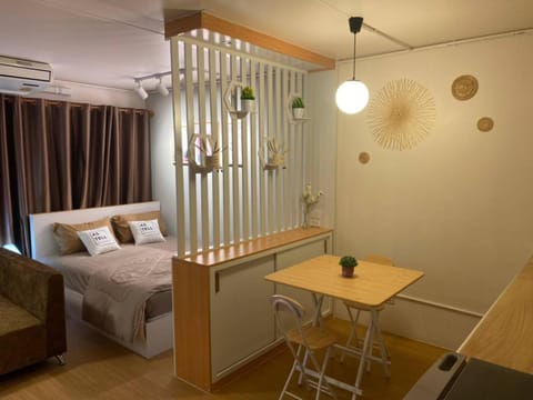 Bed, Living room, Photo of the whole room, Seating area, Dining area, Bedroom, air conditioner