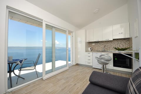 Kitchen or kitchenette, Sea view
