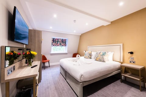 Bed, Bedroom, minibar