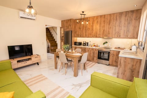 TV and multimedia, Coffee/tea facilities, Kitchen or kitchenette, Living room, Seating area, Dining area, pet friendly