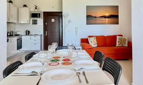 Kitchen or kitchenette, Living room, Seating area, Dining area, oven, stove