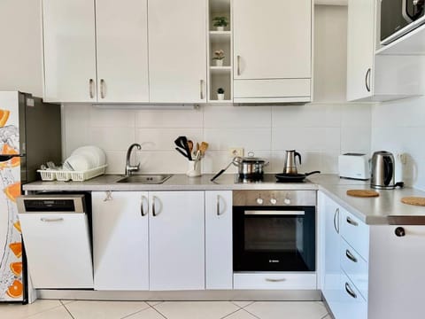 Coffee/tea facilities, Kitchen or kitchenette, dishwasher, oven, stove, toaster