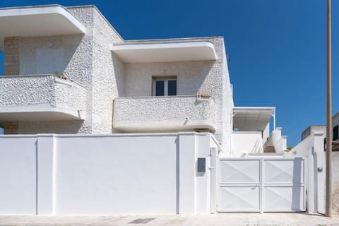 Property building, Day, Balcony/Terrace