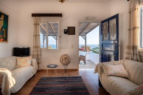 TV and multimedia, Living room, Seating area, Sea view