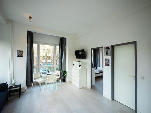 TV and multimedia, Living room, Photo of the whole room, Seating area, Dining area, Evening entertainment, hair dresser