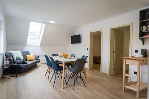 TV and multimedia, Coffee/tea facilities, Kitchen or kitchenette, Living room, Seating area, Dining area