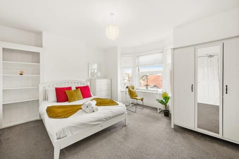Bed, Photo of the whole room, Bedroom