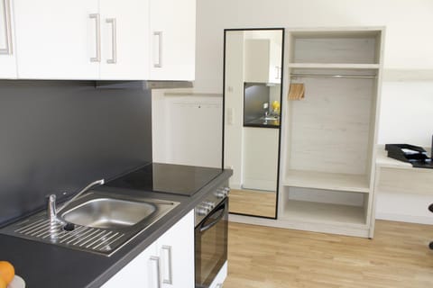 Kitchen or kitchenette, pet friendly, stove