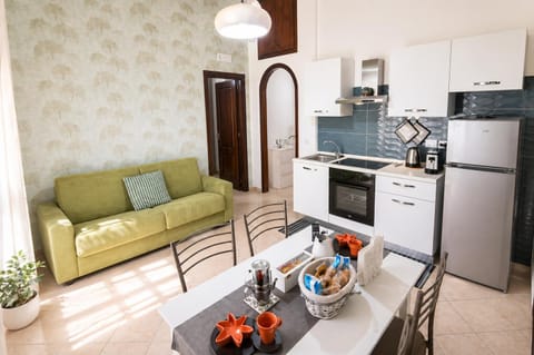 Coffee/tea facilities, Kitchen or kitchenette, Living room, Seating area, Dining area, oven, stove