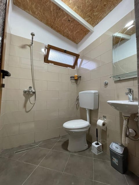 Shower, Toilet, Bathroom, towels