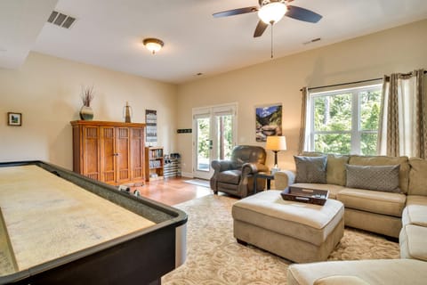 Blue Ridge Mountain Home with Sunroom Pets Welcome House in Fairview
