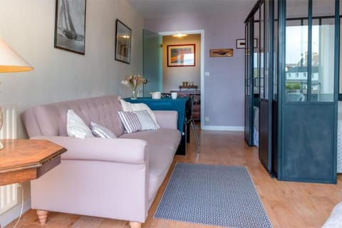 RÉF 119 LARMOR-PLAGE Appartement studio moderne Apartment in Brittany