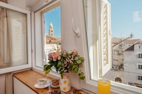 Nearby landmark, View (from property/room), Seating area, Landmark view, Breakfast