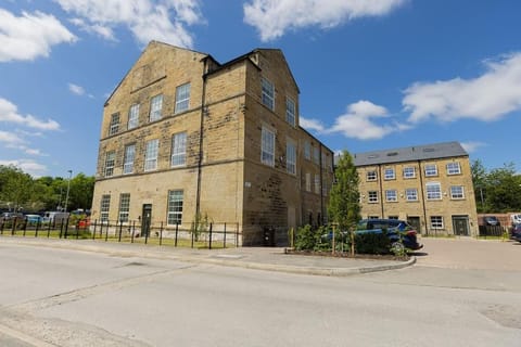 Property building, Day, Neighbourhood, Landmark view, Location, Parking