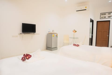 Communal lounge/ TV room, Bed, TV and multimedia, Photo of the whole room, Bedroom, air conditioner
