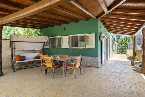 Patio, Day, Dining area