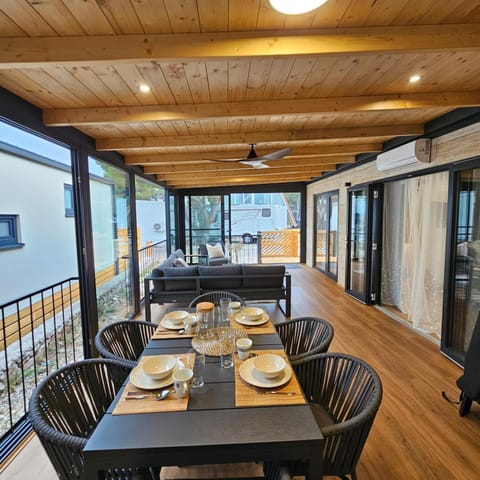 Seating area, Dining area