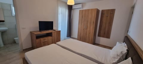 Communal lounge/ TV room, Bed, Photo of the whole room, Bedroom, towels, wardrobe