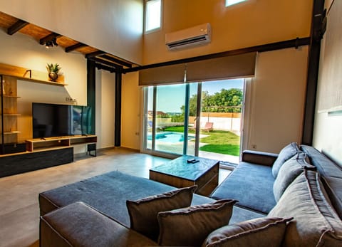 TV and multimedia, Living room, Seating area, Evening entertainment, air conditioner