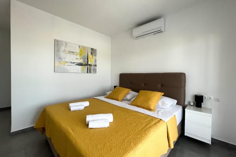 Bed, Photo of the whole room, Bedroom, towels, air conditioner