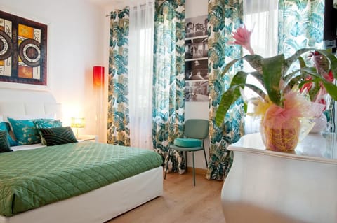 Property building, Bed, Living room, Photo of the whole room, Bedroom
