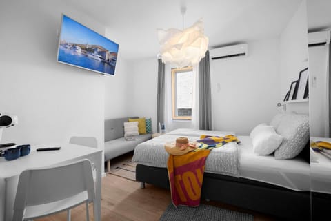 Bed, TV and multimedia, Living room, Photo of the whole room, Seating area, Dining area, Bedroom, air conditioner