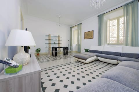 TV and multimedia, Living room, Photo of the whole room, Seating area, Dining area, Bedroom