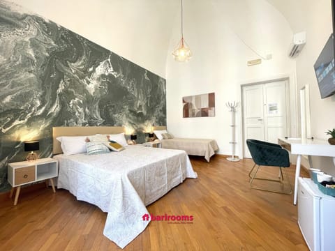 Bed, TV and multimedia, Photo of the whole room, Seating area, Bedroom