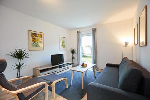 TV and multimedia, Living room, Seating area, Evening entertainment