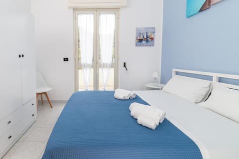 Bed, Photo of the whole room, Bedroom, locker, towels, wardrobe