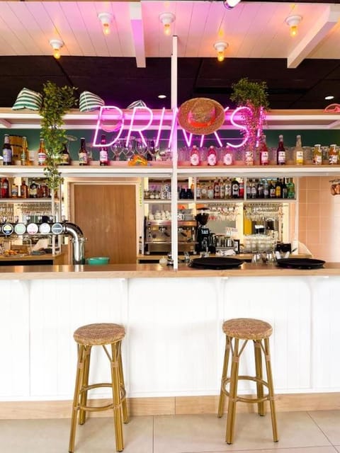 Restaurant/places to eat, Lounge or bar